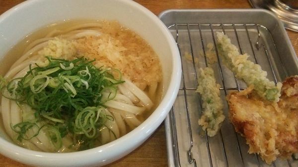 「かけうどん冷 370円＋鶏天1個 90円」@TOKYO SUNFLOWER IIDABASHIの写真