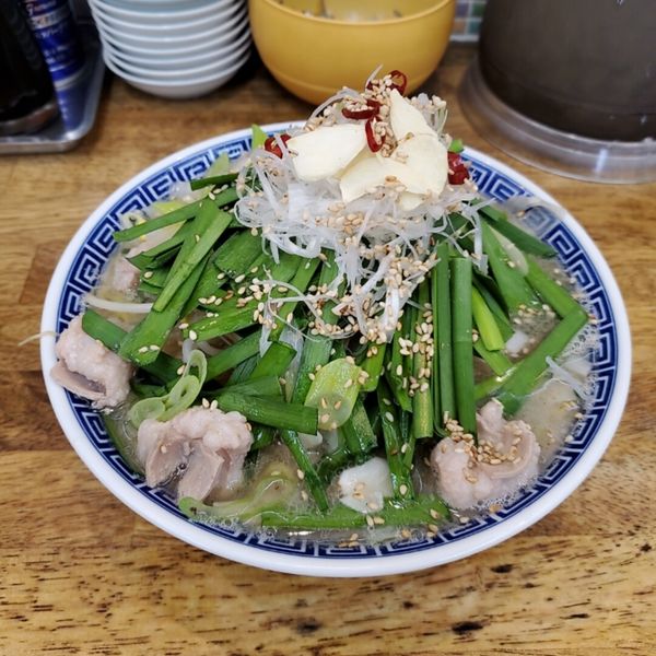 「【期間限定】モツニラそば＋ニンニク」@中華蕎麦 丸め 東久留米店の写真