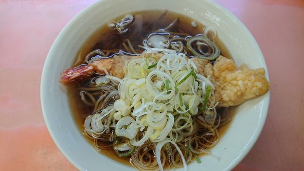 「ジャンボ海老１本（そば）　５３０円」@常盤軒 山手線ホーム店の写真