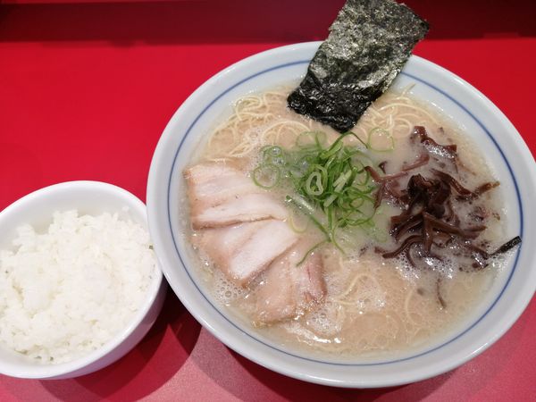 「博多ラーメン　650円　サービスライス」@本場博多ラーメン せまかっちゃん 神田店の写真