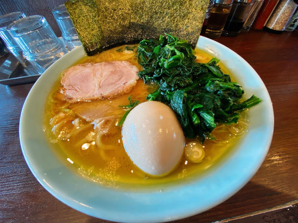 「ラーメン並¥700、れんそう¥100、味玉¥100」@ラーメン 小村の写真