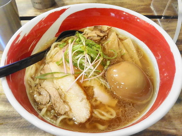 「醤油ラーメン９００円+半熟味玉１００円」@ラーメン専門店 浜寅 東戸塚店の写真