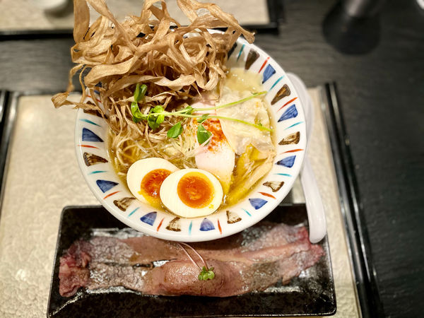 「にぼし吟醸clear+ごぼう増し+燻製玉子+炙り肉寿司」@鶏soba 座銀 南船場にぼし店の写真