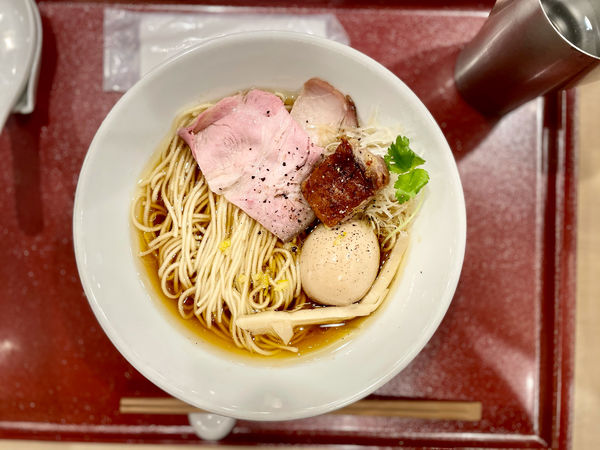 「比内地鶏とホロホロ鳥の味玉蔵出し醤油そば1,050円」@麦と麺助 新梅田中津店の写真