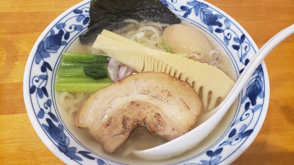 「鶏塩ラーメン＋味玉」@とも笑〜tomoe〜の写真