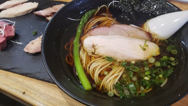 「鶏淡麗醤油らぁ麺+肉４種＋馬刺握り」@らぁ麺 鬼滅の桜の写真
