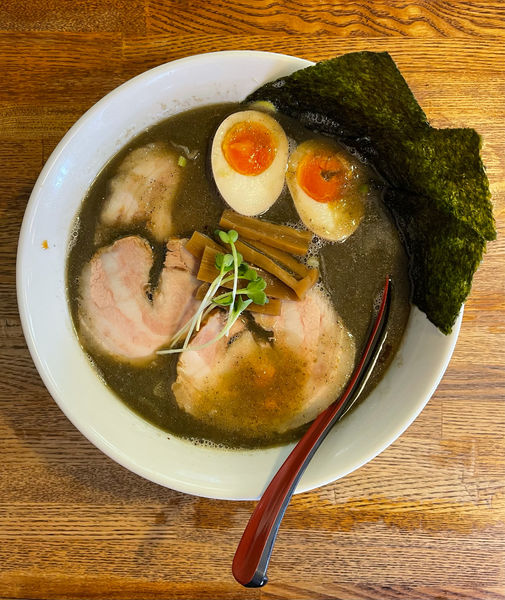 「特製煮干し醤油らーめん（追い煮干し）太麺」@らーめん一芯の写真