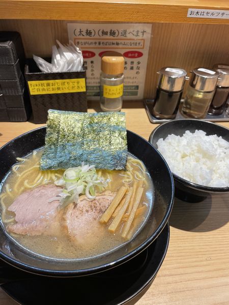 「豚骨醤油ラーメン＋小ライス」@麺屋 辰巳の写真