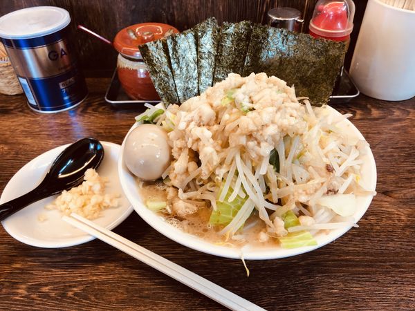 「ガッツリラーメン並盛り680円＋特製トッピング300円」@伝家 志木店の写真