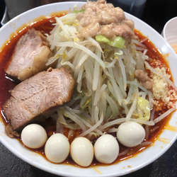 赤い大ラーメン(やさいあぶらにんにく)うずらトッピング