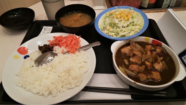 「ごろごろ煮込みチキンカレー並・野菜セット」@松屋 森下店の写真