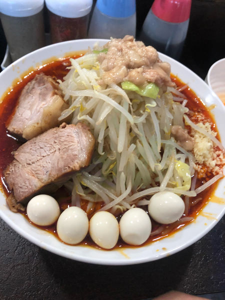 「赤い大ラーメン(やさいあぶらにんにく)うずらトッピング」@ぶたけん。の写真