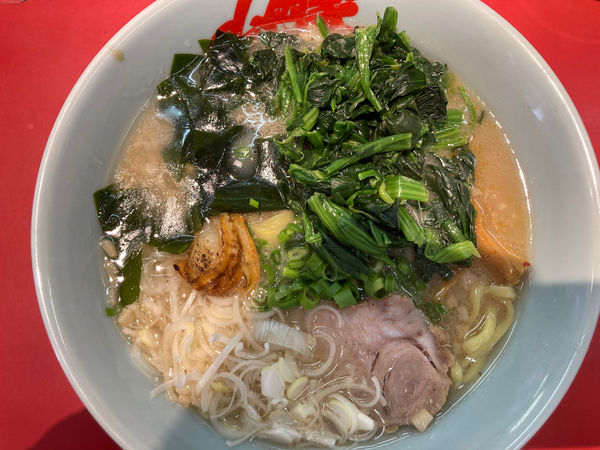 「【限定】ホタテ塩とんこつラーメン 890円(+ほうれん草)」@ラーメン山岡家 日立東金沢店の写真