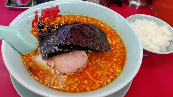 「辛味噌ラーメン激辛＋半ライス」@ラーメン山岡家 春日部店の写真