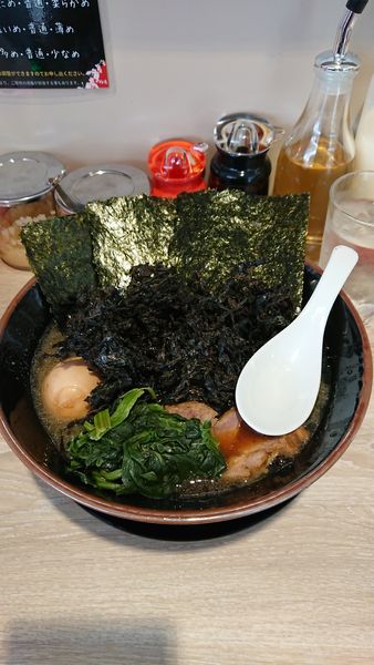 「ラーメン（中盛）、岩のりトッピング」@ラーメン桜道の写真