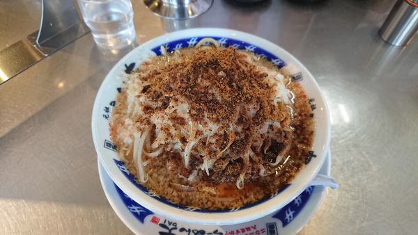 「ラーメン(アブラマシ)＋魚粉」@ラーメン大 堀切店の写真