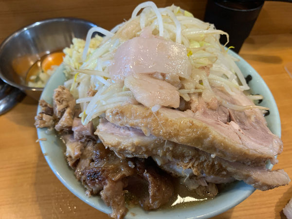 「小　豚マシ　ニンニクマシマシ　ヤサイ　アブラ　玉ねぎたまご」@ラーメン二郎 八王子野猿街道店2の写真