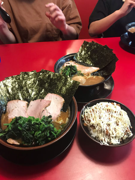 「チャーシューメン3枚固め多め　海苔　ほうれん草」@家系ラーメン 王道家の写真