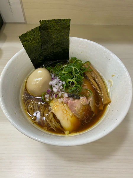 「醤油ラーメン　燻製味玉」@麺や 魁星の写真