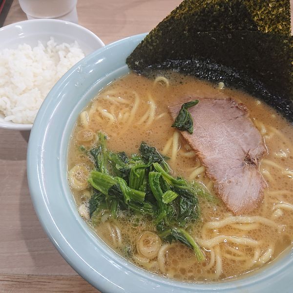 「ラーメン中880円(硬め)、小ライス100円」@横濱ラーメン あさが家 本店の写真