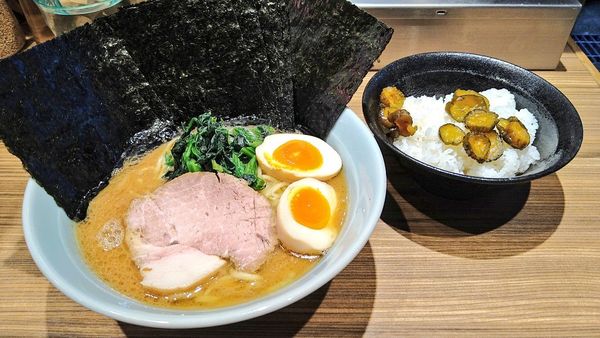 「ラーメン(味濃･麺硬)+味玉･海苔･ライス並(サービス)」@横浜らーめん渡来武 総本店の写真