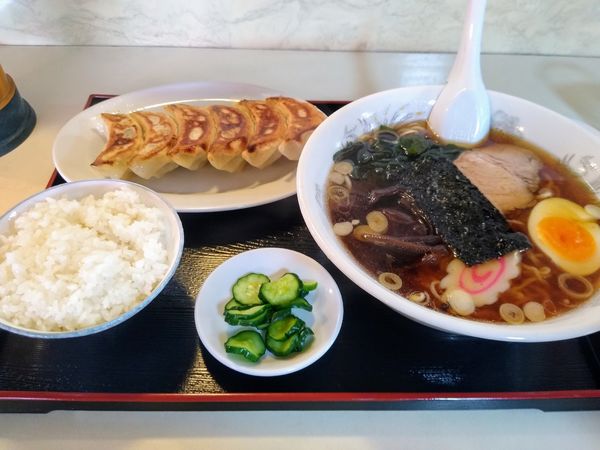 「醤油ラーメン (ぎょうざセット 900円)」@麺飯珍の写真