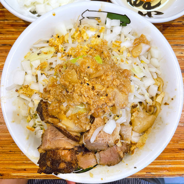 「汁なしそば（並）＋玉ネギ」@雷 松戸駅東口店の写真