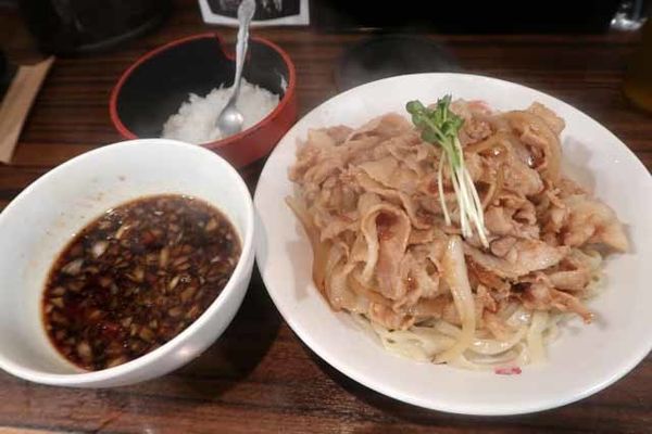 「肉盛りつけ麺並・本日無料＋肉増し　320円」@魁 肉盛りつけ麺 六代目けいすけの写真