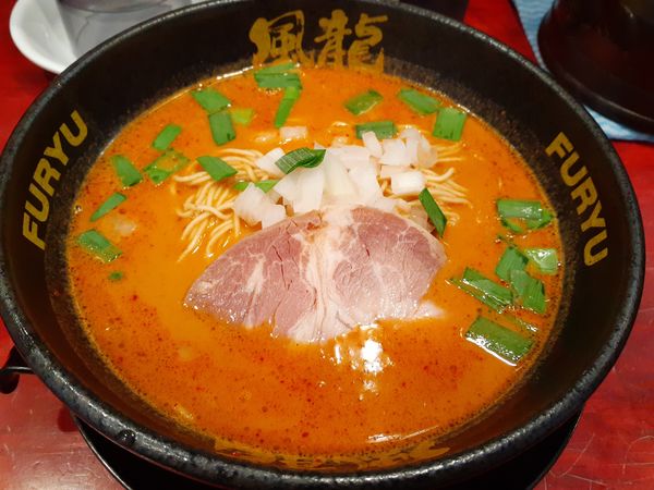 「辛ラーメン、替玉２玉」@とんこつラーメン 博多風龍 渋谷店の写真