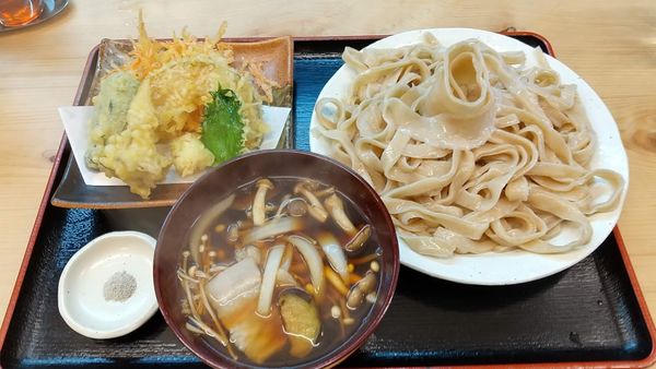 「きのこ汁うどん大盛り（950円）+野菜天盛合せ（380円）」@手打ちうどん ひら田の写真