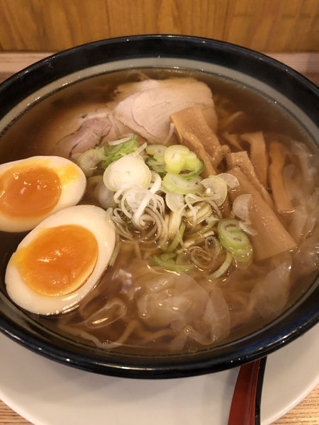 「ワンタンメン(煮玉子入)890円」@ワンタンメンの満月 三鷹店の写真