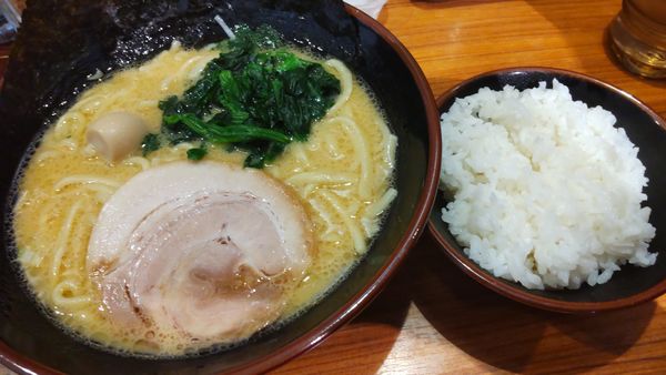 「ラーメン醤油並麺やわらかめ550円毎月11日」@横浜家系ラーメン 横浜道 野田蕃昌店の写真
