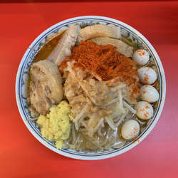 小ブタ+うずら(5個)+刻み生姜、無料トッピング:野菜・アブラ・トウガラシ