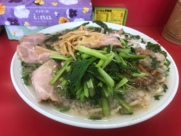 「パイカチャーシュー　小松菜　900円」@ラーメンスタンド とん平食堂の写真