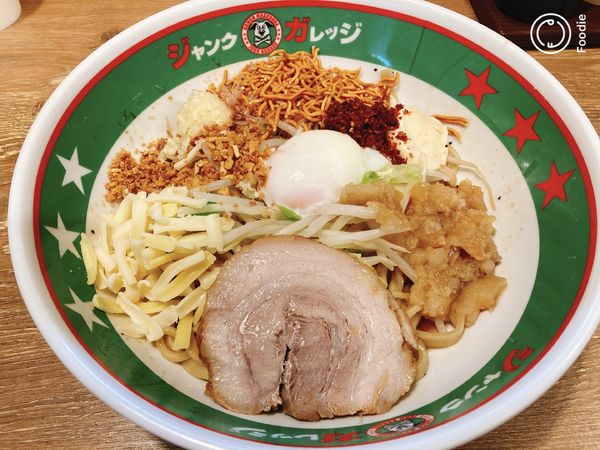 「まぜそば（全部（温玉））」@ジャンクガレッジ 東大宮店の写真