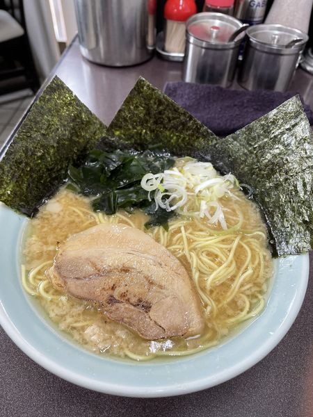 「背脂醤油豚骨ラーメン＋サービスミニライス」@とんこつラーメン松平 六浦店の写真