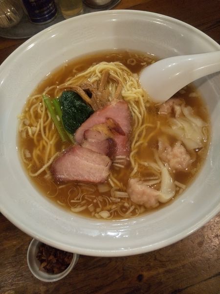 「ワンタン麺3個(醤油)900円(揚げネギ無料)」@らーめん穀雨の写真