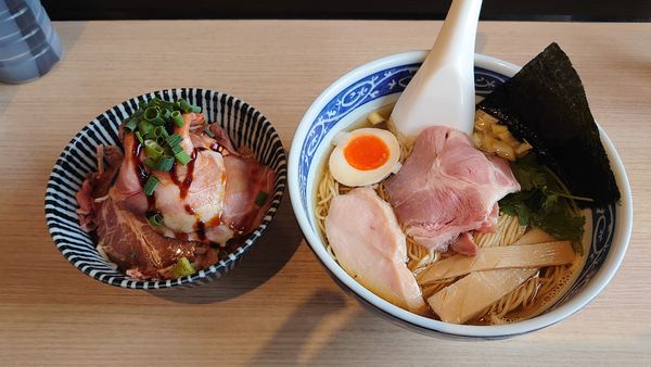 「煮干しそば（白醤油） 700円 + チャーシュー丼 450円」@寿製麺よしかわ 坂戸店の写真