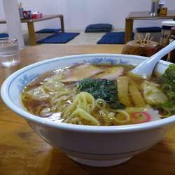 ワンタン麺（880円）ほか