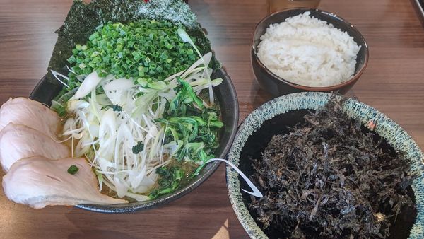 「ハーフチャーシュー白ネギメン+青ネギ」@横浜家系らーめん 天王家 寒川総本店の写真