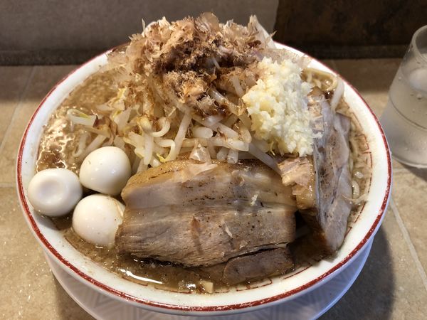 「マンモスラーメン大盛ニンニクうずら」@泪橋 溝の口店の写真