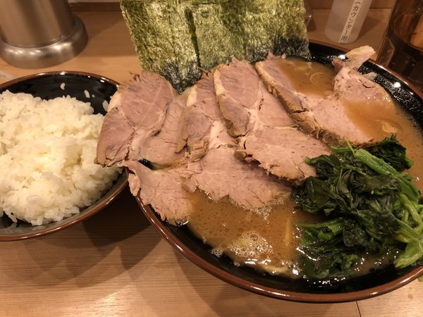 「チャーシューメン中盛固め　サービスライス」@横浜家系ラーメン 武虎家 尾山台店の写真
