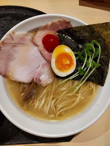 「塩そば ～熟成塩ダレの水出汁～　850円」@らぅめん 愛ごやの写真