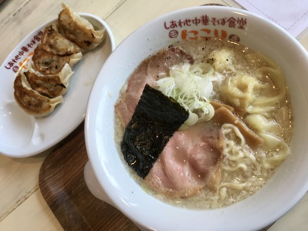 「背脂煮干しわんたんそば＋餃子」@しあわせ中華そば食堂 にこりの写真
