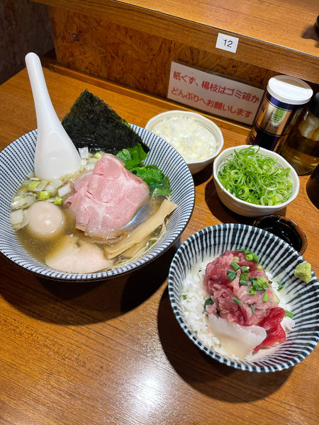 「特製煮干白醤油そば（玉ねぎ、ネギトッピング）と海鮮丼」@寿製麺よしかわ 川越店の写真