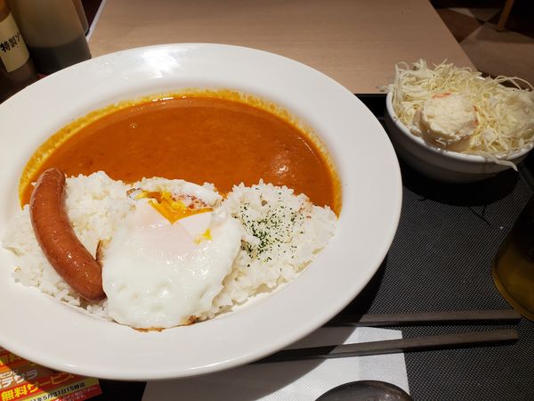「ソーセージエッグカレー・トマト・普通」@松のや 伊勢佐木町店の写真