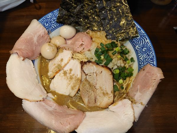 「特製煮干し中華蕎麦（玉ねぎ、炙りレアチャーシュートッピング）」@煮干し中華蕎麦 山崎の写真