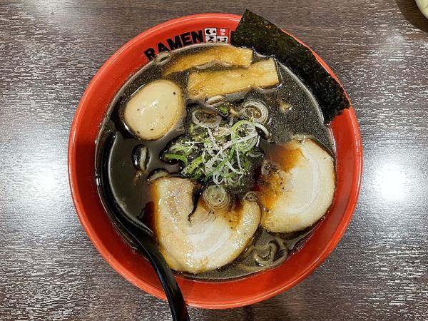 「富山ブラック 味玉らーめん」@豚系 麺家いろは 秋葉原店の写真