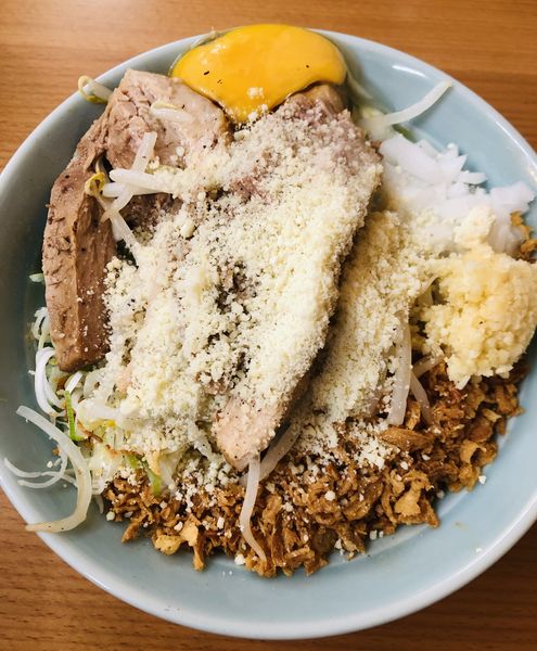 「油そば(チャーシュー+粉チーズ)1150円」@麺屋 べべの写真