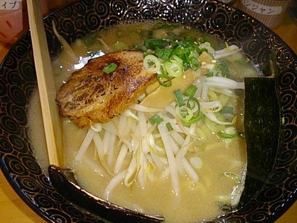 「塩豚骨ラーメン」@豚骨ラーメン 三剣士の写真